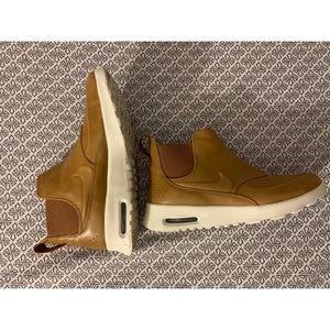 Nike Women’s Thea Mid top running sneakers